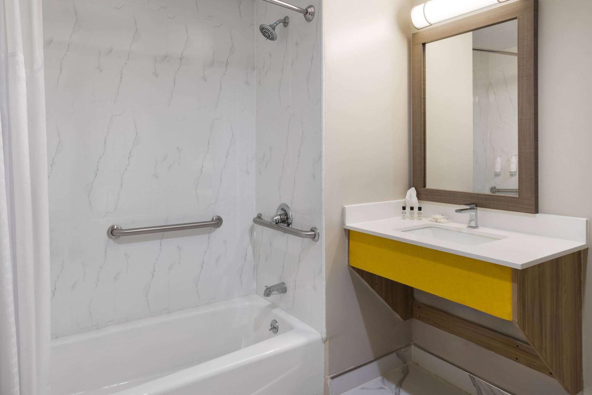 Days Inn By Wyndham Staten Island นิวยอร์ก ภายนอก รูปภาพ