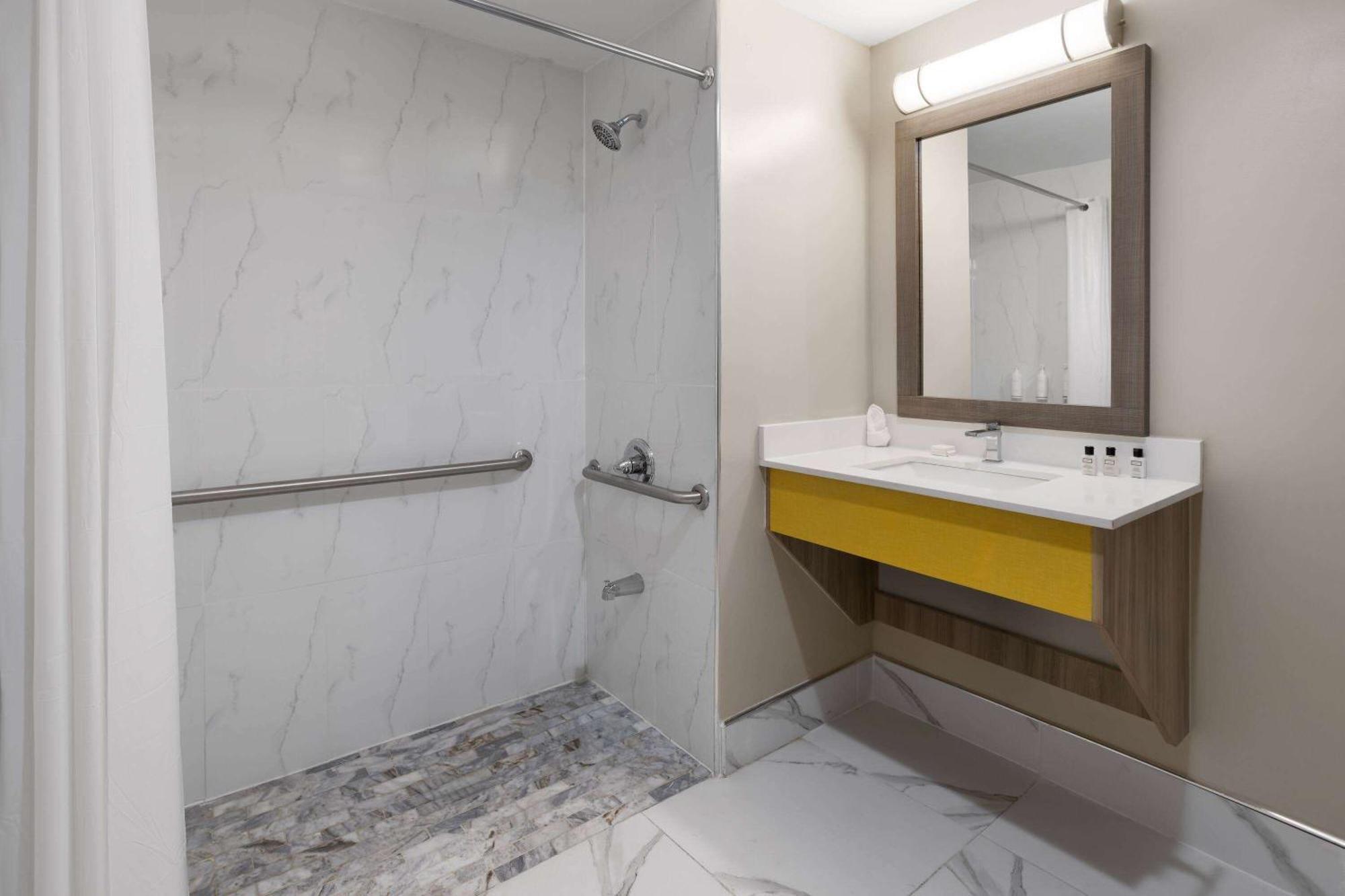Days Inn By Wyndham Staten Island นิวยอร์ก ภายนอก รูปภาพ